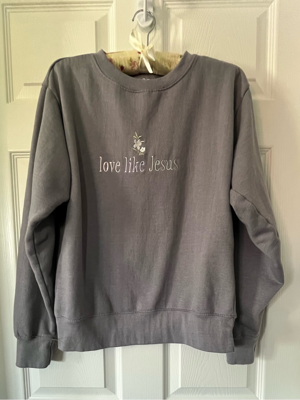 Love in Faith Sweatshirt 
Size Small 
Dusty Lavender Gray